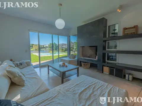 Casa en Venta con 3 cocheras