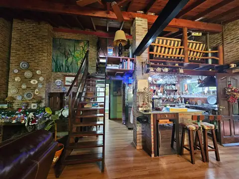 Casa 8 ambientes con 4 baños