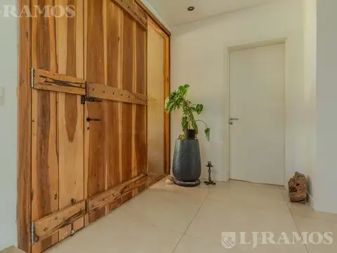 Casa al lago en el Barrio Muelles, Puertos / Escobar