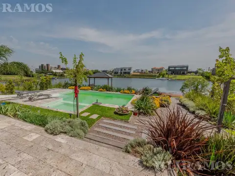 Casa al lago en el Barrio Muelles, Puertos / Escobar