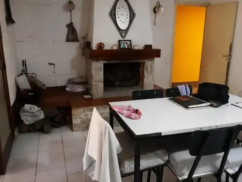 Casa 6 ambientes con 2 baños
