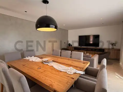 Casa en Venta con 3 cocheras