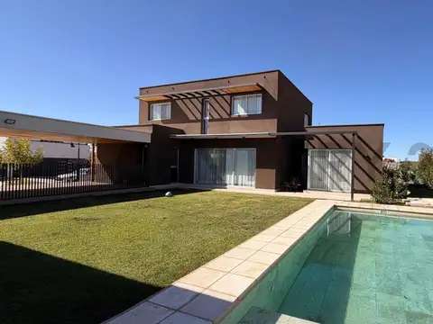 Casa 4 ambientes con 3 baños