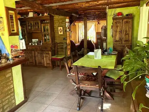 Casa 8 ambientes con 2 baños