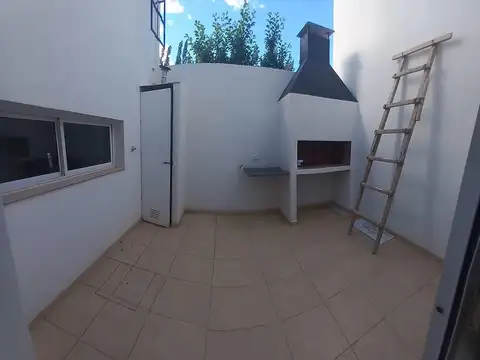 Casa en Alquiler con 1 cochera