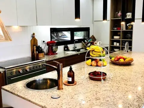 Casa 6 ambientes con 4 baños