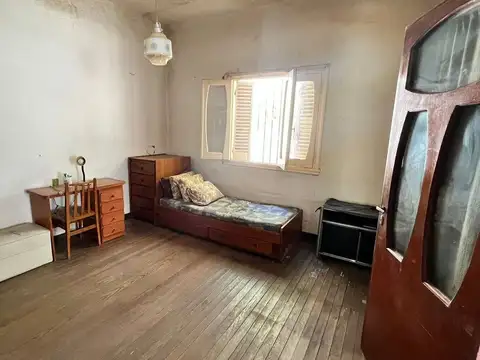 GRAN LOTE CON CASA 4 AMBIENTES MONTE GRANDE CENTRO