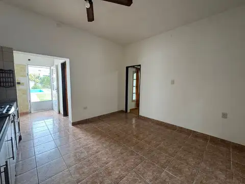 VENTA CASA 4 AMB CON PILETA, COCHERA Y PARRILLA