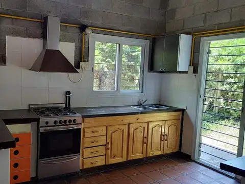 Casa 6 ambientes con 2 baños