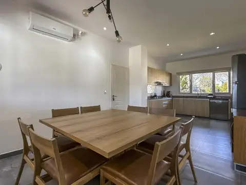 Casa en Venta con 4 cocheras