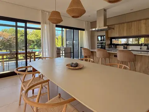 Casa 6 ambientes con 2 baños