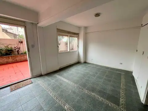 Venta 4 ambientes duplex con patio, Balvanera