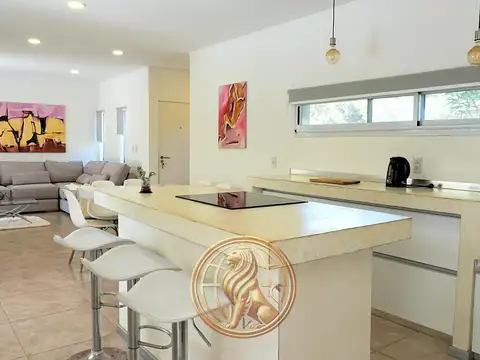Casa 4 ambientes con 2 baños
