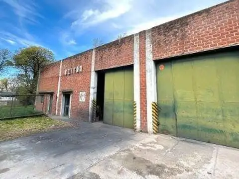 Depósito en venta - 4 Ambientes 2 Baños - Tandil