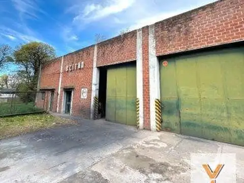 Depósito en venta - 4 Ambientes 2 Baños - Tandil