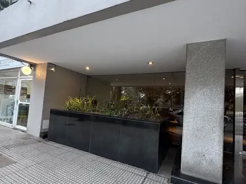 Excelente 2 amb con balcón frente a Plaza Irlanda.-