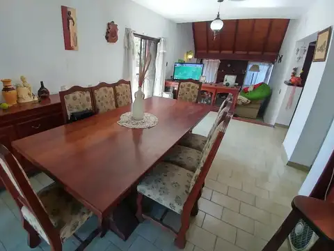 Casa 4 ambientes con 2 baños