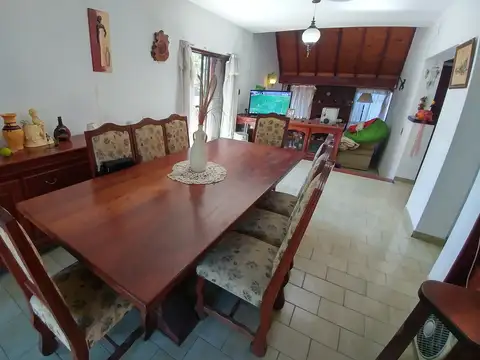 Casa 4 ambientes con 2 baños