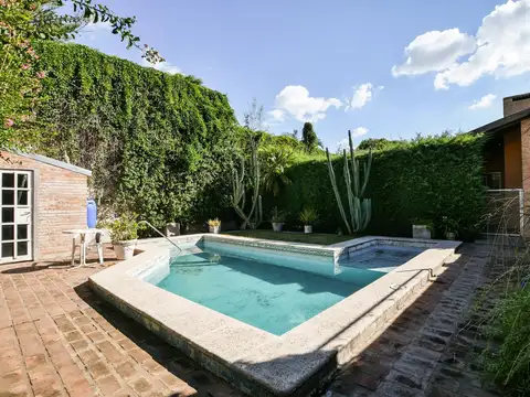 Casa en venta 5 dormitorios en Alberdi quincho parrilla pileta