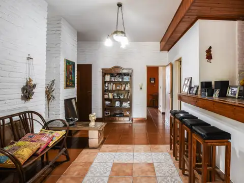 Casa 9 ambientes con 4 baños