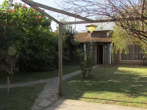 Casa 6 ambientes con 2 baños