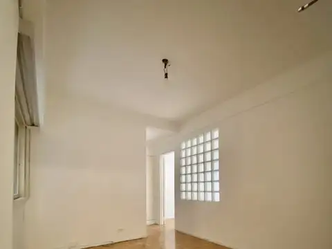 2 ambientes al frente, excelente ubicación.