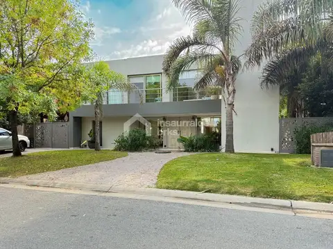 Casa 8 ambientes con 6 baños