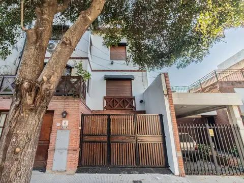 Triplex de Categoría en Villa del Parque con Patio y Ambientes Súper Luminosos
