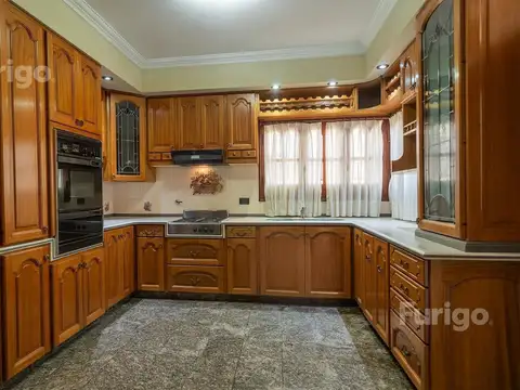 Casa 8 ambientes con 4 baños