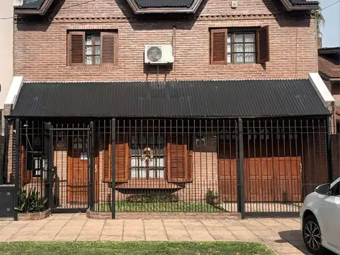 LA CALLE ES JORGE- CHALET CON PISCINA Y QUINCHO- 1C DE AV. YRIGOYEN