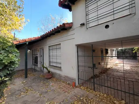 Casa 6 ambientes con 2 baños