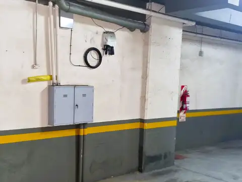 OPORTUNIDAD, VENTA SIN COMISIÓN! COCHERA FIJA descubierta para Auto grande o Motos. Portón automático con control remoto! En Planta Baja, sin rampas, ni curvas, ni montacargas. Posibilidad de techar con toldo rebatible.