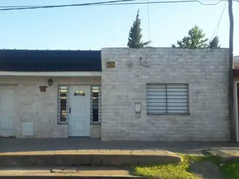 Venta | Casa | 2 Dormitorios | Quincho | Piscina | Capitán Bermúdez | Barrio Centro