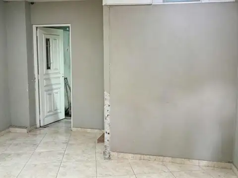Local . | AV HIPOLITO YRIGOYEN al 2600