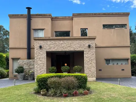 Casa - Alquiler - Argentina, City Bell -  Club de Campo Grand Bell  467 e/ 142 y 148 5000
