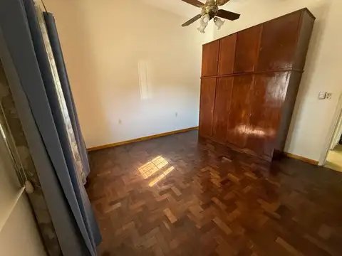 CASA EN VENTA EN PERGAMINO CON PARQUE Y GALPON