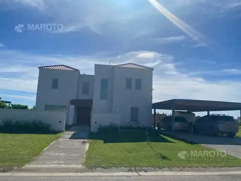 Casa 5 ambientes con 3 baños