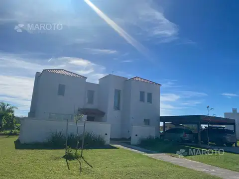 Casa en Alquiler con 4 cocheras
