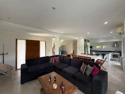 Casa en Venta con 3 cocheras
