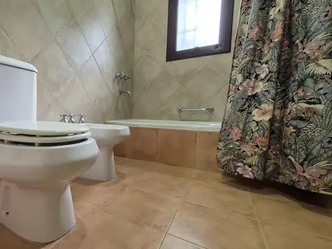 Casa 4 ambientes con 3 baños