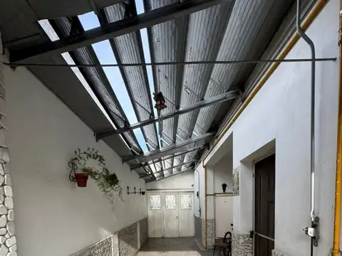 CASA DE 3 AMBIENTES EN VENTA CON GARAGE Y FONDO