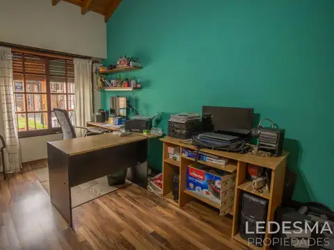 CASA EN VENTA 5 AMBIENTES CON GARAGE CUBIERTO