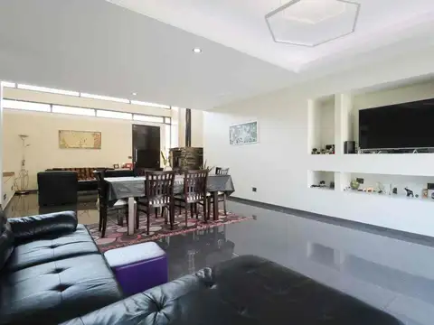 Casa en Venta con 2 cocheras