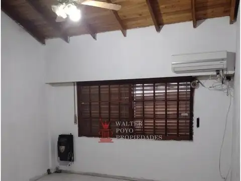 Venta chalet Quilmes, cuatro dorm., garaje, parrilla, jardin, dos baños.