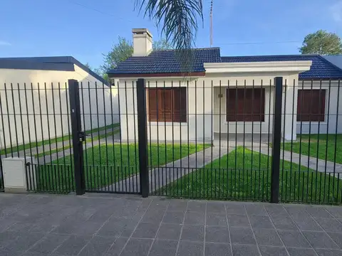 VENTA - CASA DOS DORMITORIOS CON JARDÍN Y PARRILLA - VILLA AMELIA
