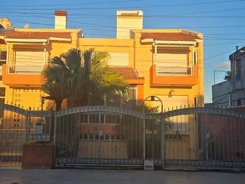 Venta Casa 4 Dormitorios Dos cocheras Pileta Jardín Permuta Financiación Rosario Saladillo zona Sur