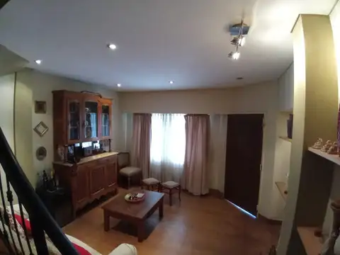 Casa 6 ambientes con 4 baños