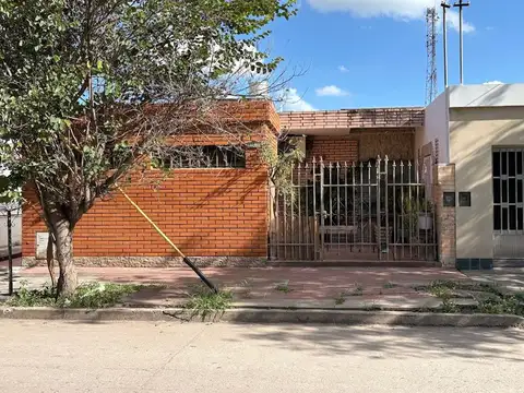 VENTA CASA 2 DORMITORIOS Y QUINCHO - B° 2 HERMANOS