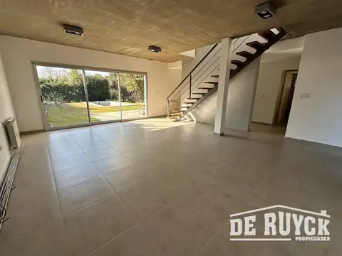 Las Acacias, Autopista Buenos Aires -  La Plata, esquina Diagonal L. de la Torre