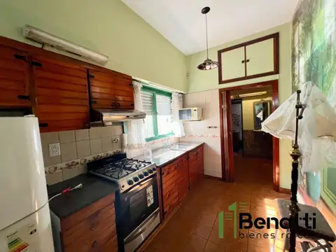 Casa 3 ambientes amueblada c/cochera, patio y terraza. VENTA